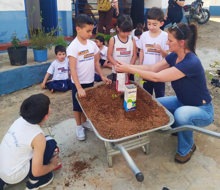 Alunos da EMEF Professora Esther Silva Valente visitam Departamento de Agricultura e Meio Ambiente