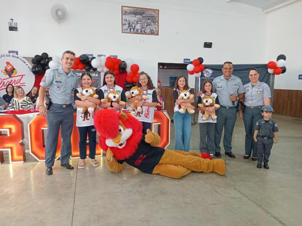 Alunos dos 5º anos das escolas municipais se formam no PROERD