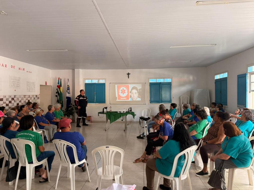 Participantes do Grupo Feliz Idade participam de palestra sobre o SAMU