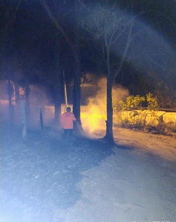 Incêndio é contido pela Defesa Civil na entrada do bairro Chácaras de Monte Alegre