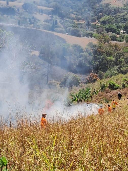 Defesa Civil e comunidade controlam incêndio no bairro da Moenda