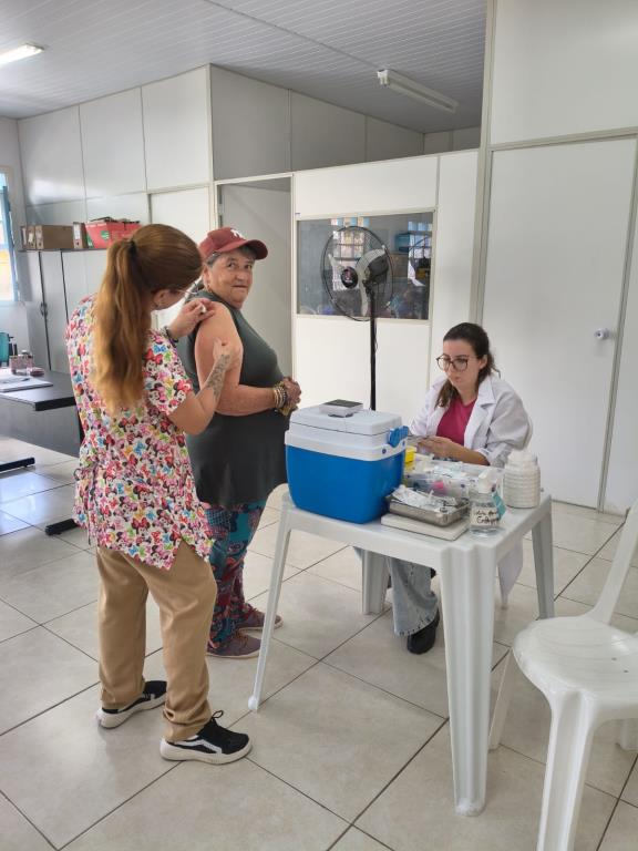Grupo Feliz Idade recebe vacinação contra a gripe em ação integrada