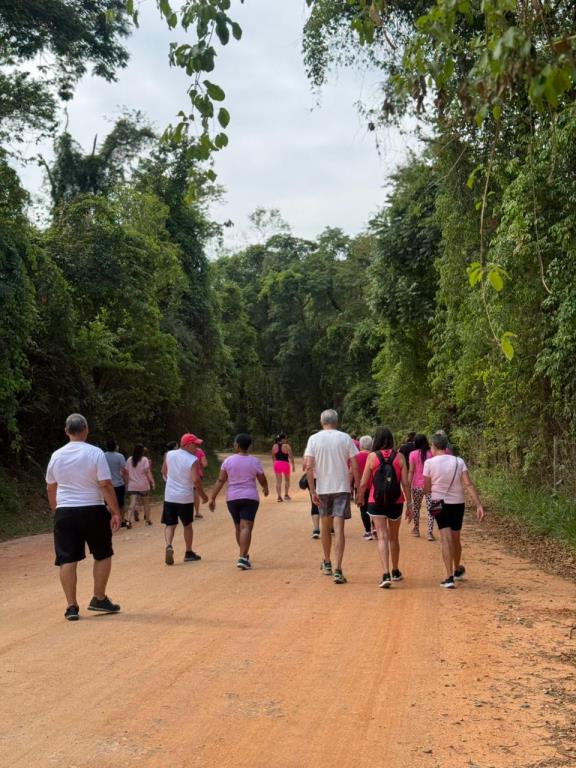 Alunos da Oficina de Pilates realizam caminhada em conscientização ao Outubro Rosa