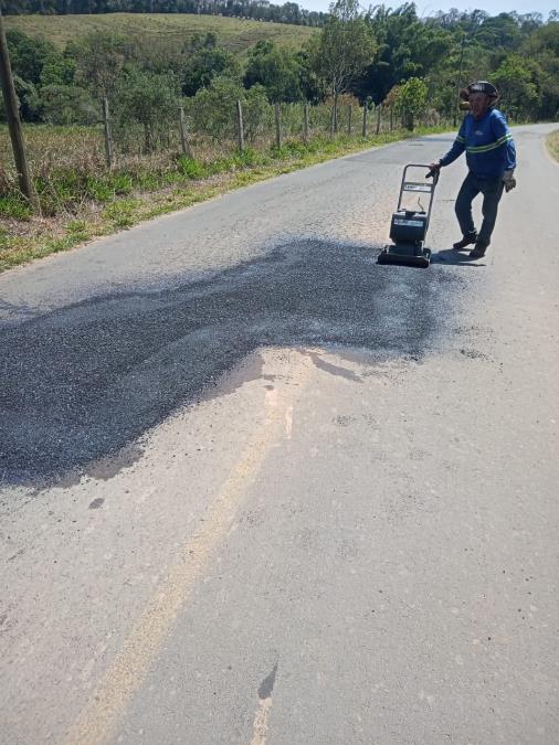 Prefeitura realiza serviço de tapa-buracos nos bairros Limas e Ribeirão dos Limas