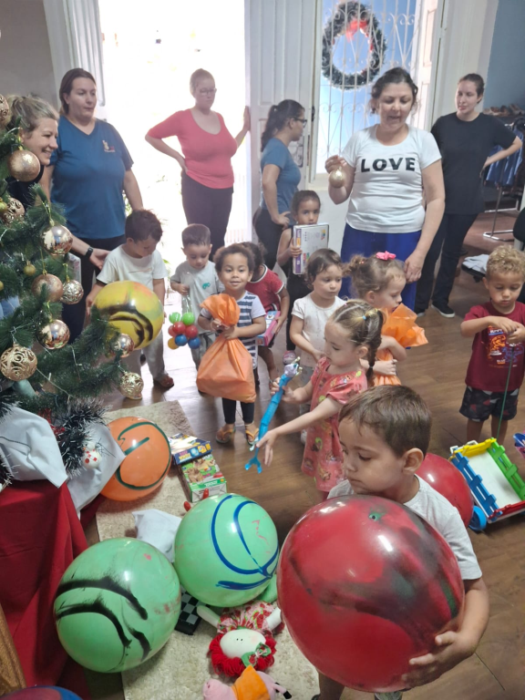 Crianças da EMEB Renato Fioravante Beneduzzi visitam decoração de Natal do Fundo Social e recebem presentes