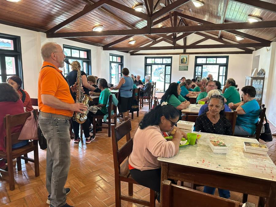 Grupo Feliz Idade participa de atividade mensal no Projeto Vida & Viver