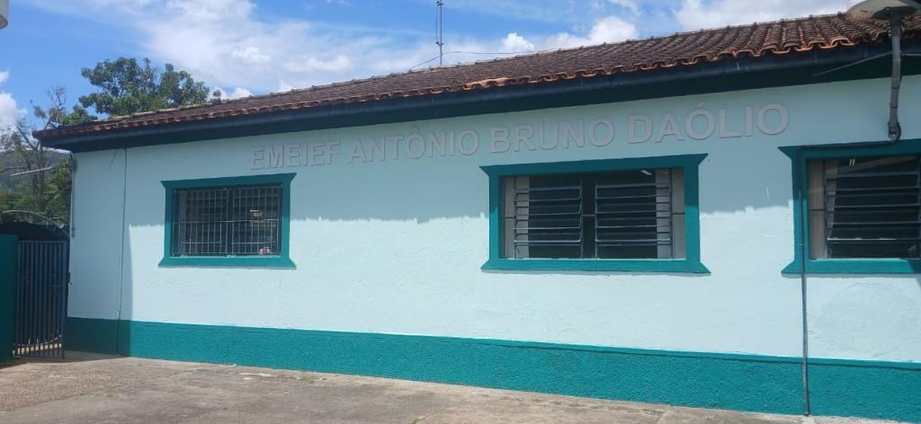 Prefeitura realiza pintura na Escola Municipal Antônio Bruno Daólio