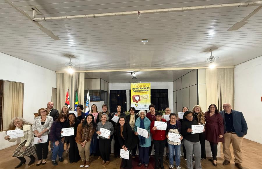 Formandas recebem certificados de cursos oferecidos pelo Fundo Social de Solidariedade