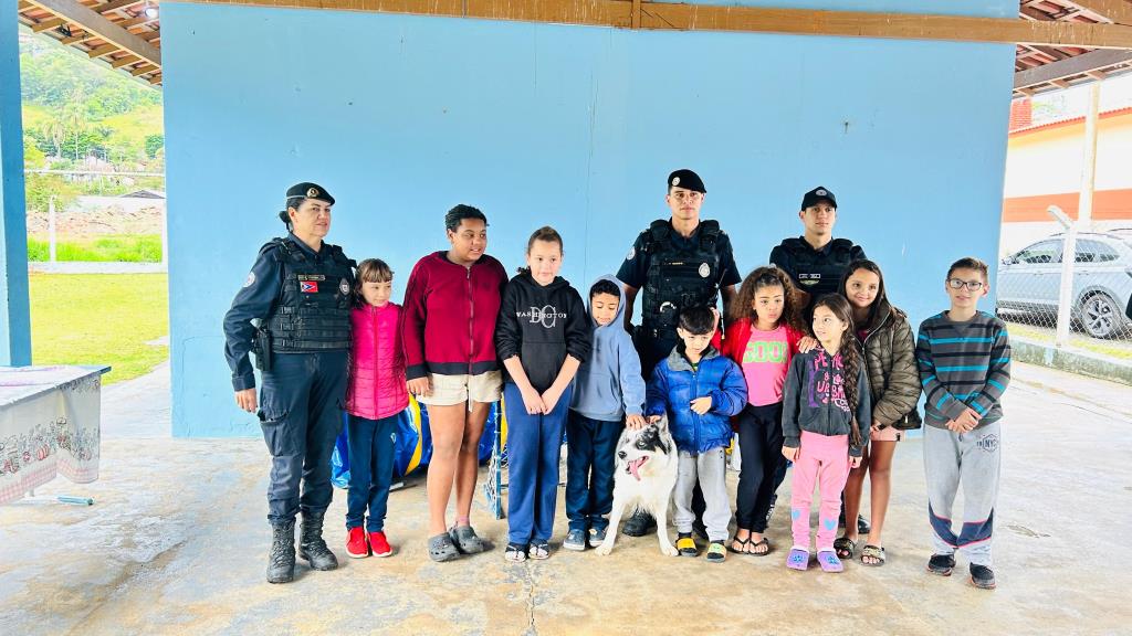 Crianças e adolescentes do Projeto Movimenta Suas têm dia especial com atividades e apresentação do canil da GCM