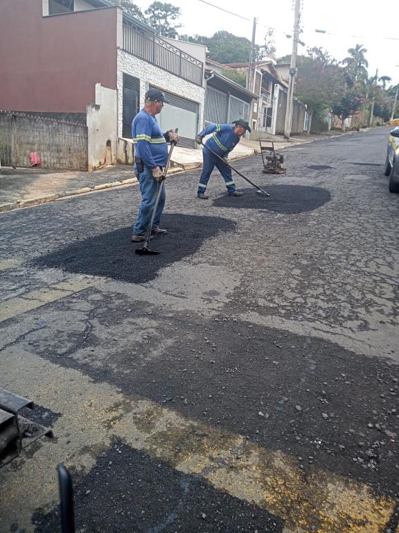 Prefeitura realiza ação de tapa-buracos em diversos pontos da cidade