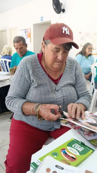 Grupo Feliz Idade participa de oficina de estímulo à memória e à criatividade