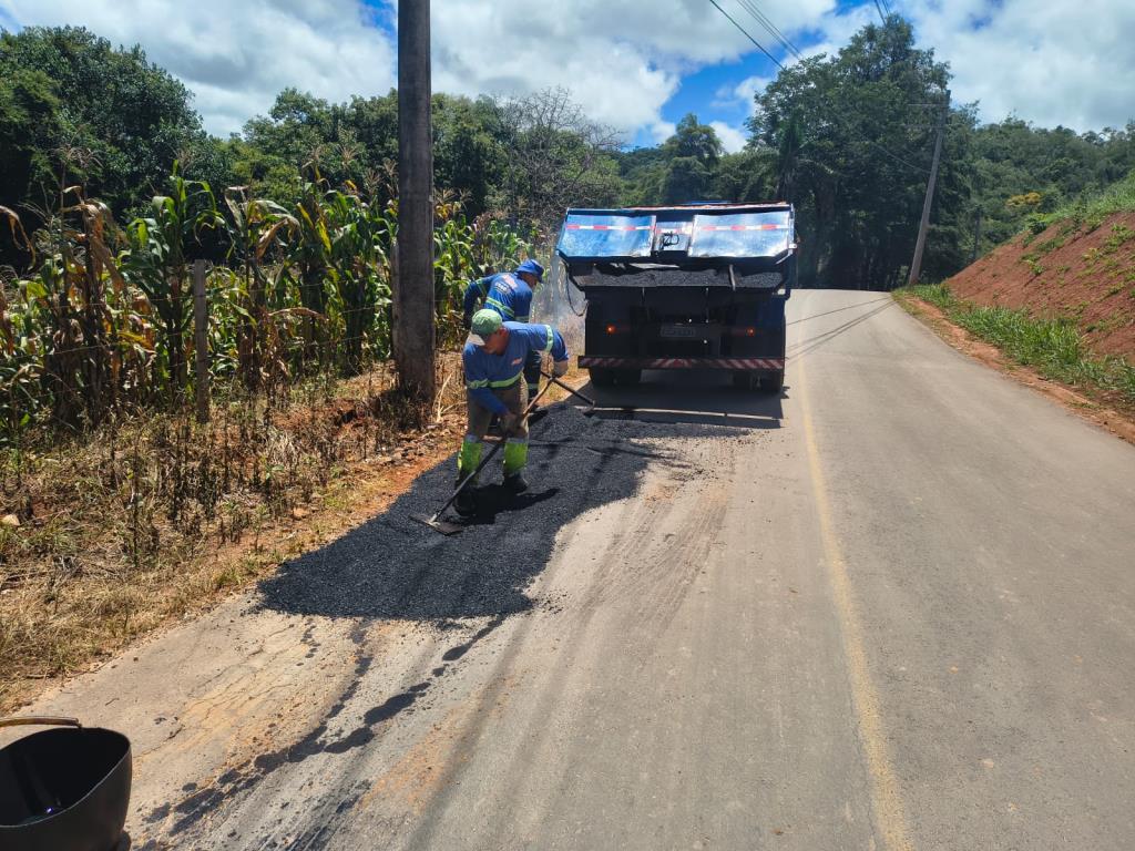 Prefeitura realiza ação de tapa-buraco na Vargem Grande