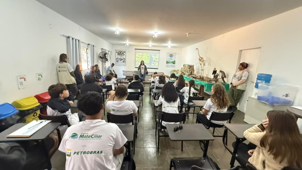 Crianças e adolescentes do Espaço Amigo participam de visita educativa à Associação Mata Ciliar