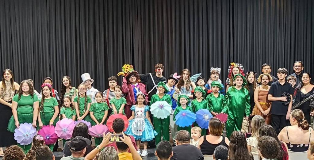 Canto Coral da rede municipal de ensino emocionou plateia cantando, dançando e interpretando ‘Nosso sonho de Alice’