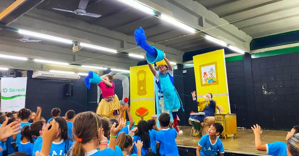 Alunos do CAIC assistem ao espetáculo teatral “TV Sem Controle”