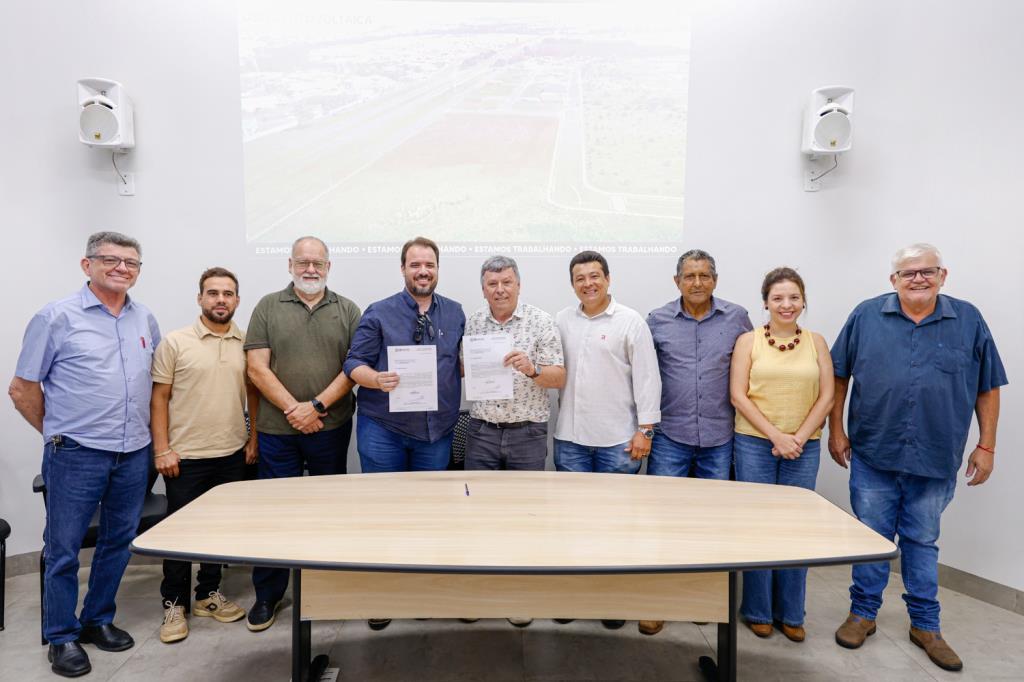 Prefeito Cido Ferrari assina ordem de serviço para implantação de usina de energia fotovoltaica