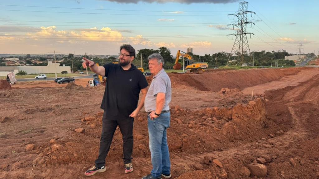 Prefeito Cido Ferrari acompanha obra de continuidade da Avenida João Marchesan
