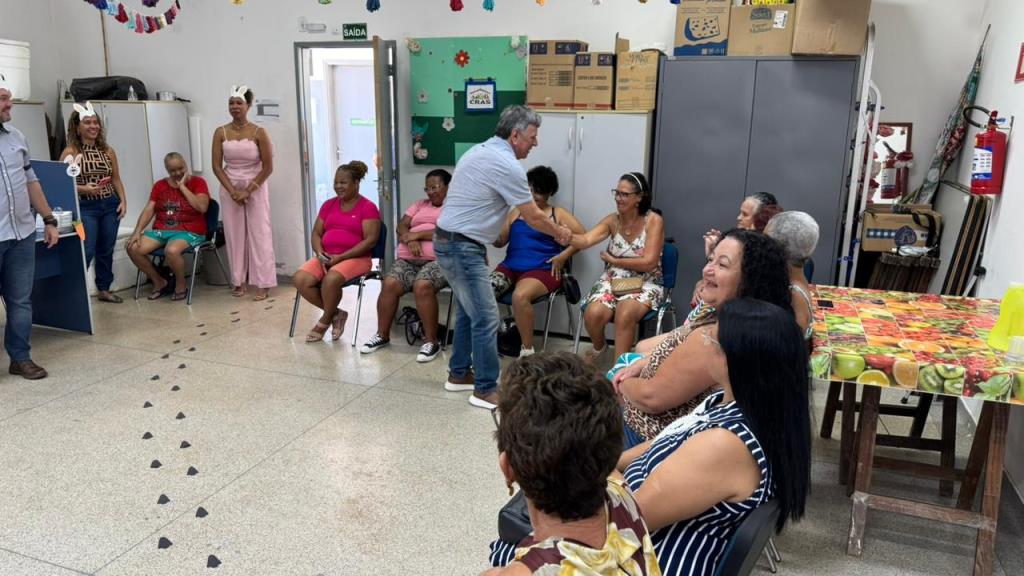 Prefeito Cido Ferrari visita órgãos públicos para conversar com as pessoas que utilizam os serviços