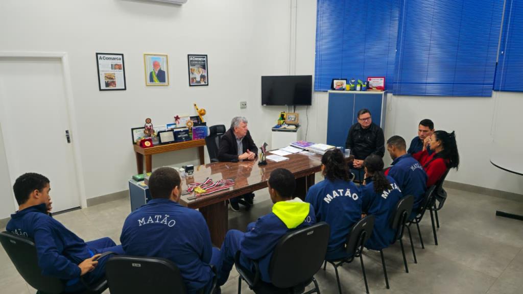 Prefeito Cido Ferrari recebe atletas paralímpicos da APAE de Matão após conquista histórica no PARESP