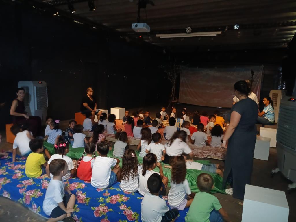 Crianças da rede pública municipal vão ao teatro ver ‘Lola a Pomba Tola’