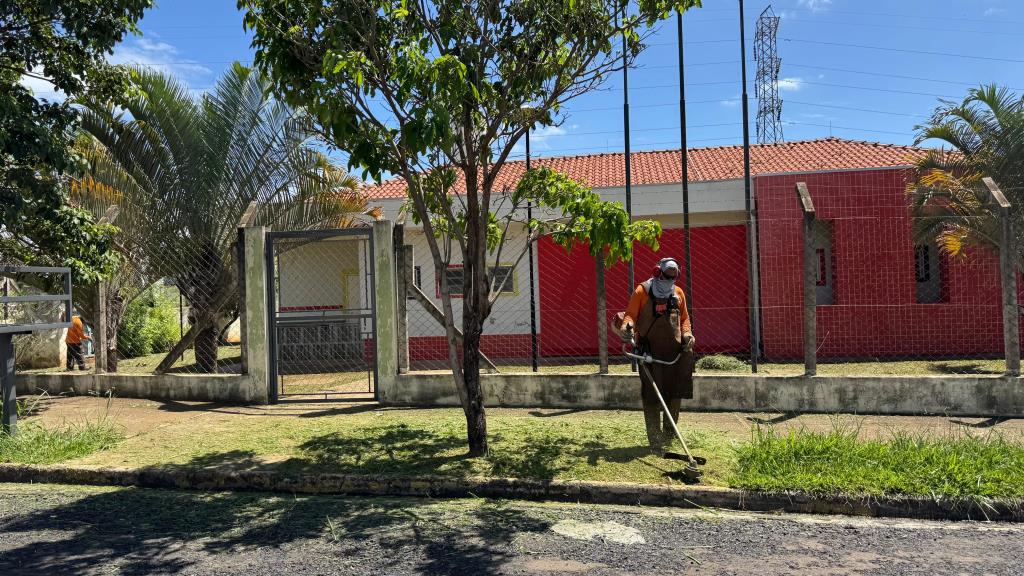Volta às aulas: Prefeitura de Matão intensifica serviços de roçagem nas escolas municipais