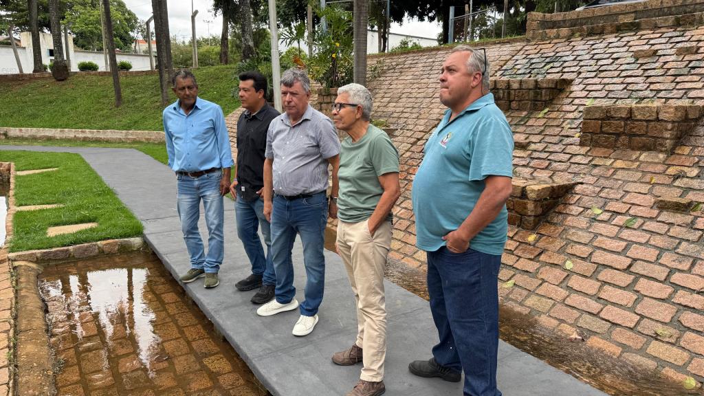 Espelho d’água do Conjunto Poliesportivo volta a encher após limpeza e retorno das chuvas