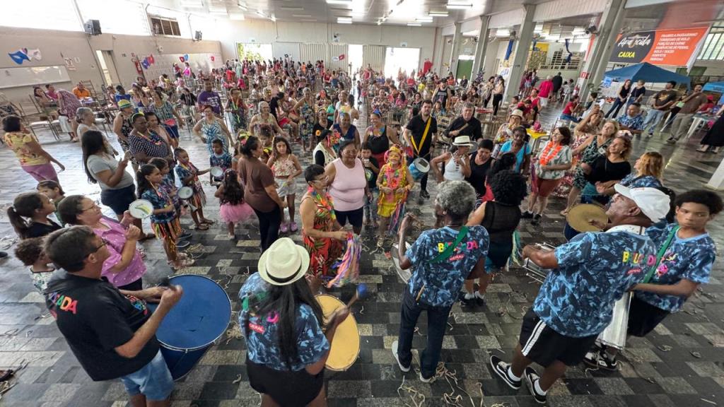 Prefeitura em seu CarnaCRAS levou 450 pessoas a curtirem inesquecíveis marchinhas carnavalescas