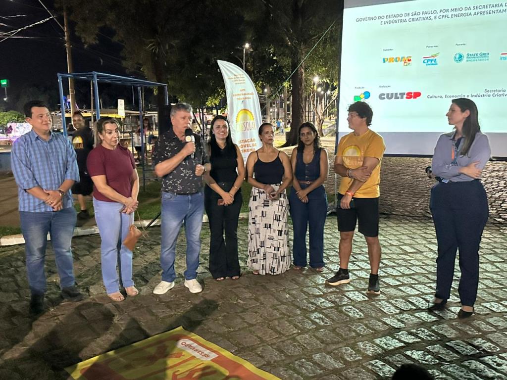 Cinema a céu aberto em Matão reuniu pessoas de todas as idades