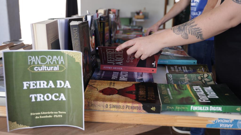 Biblioteca municipal promove mutirão de reciclagem de papel e exposição de ilustrações