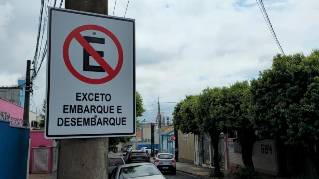 Prefeitura segue substituindo e instalando placas para melhoria do trânsito em Matão