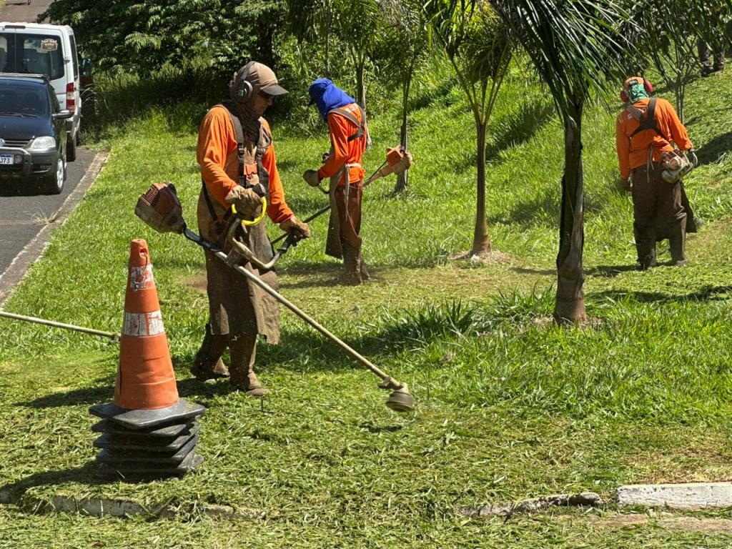 Cronograma de zeladoria e limpeza avança com serviços de roçagem