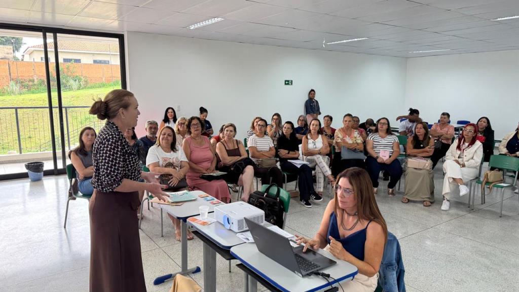 Prefeitura realiza formação de professores sobre estratégias pedagógicas para o ‘volta as aulas’