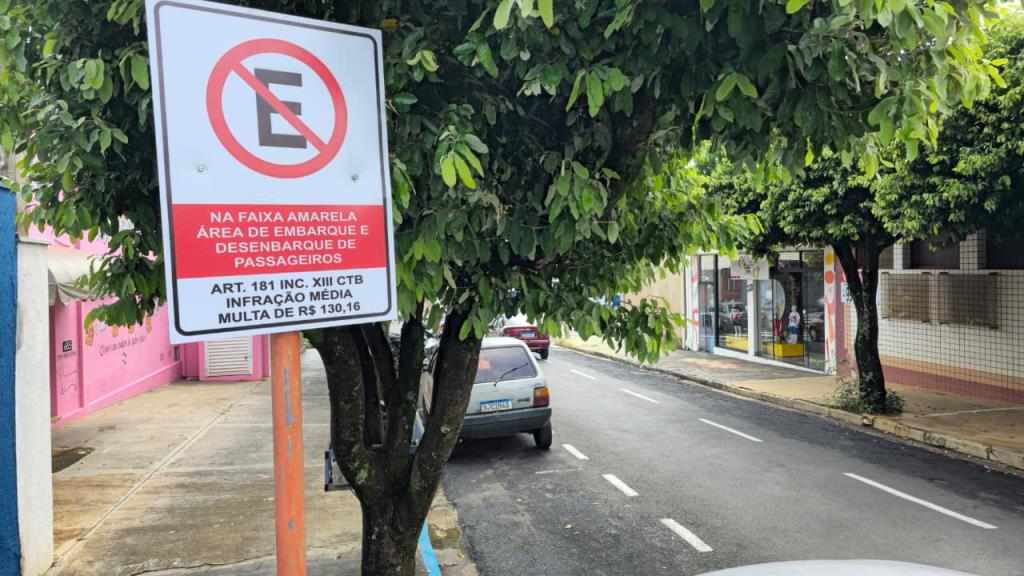Prefeitura segue substituindo e instalando placas para melhoria do trânsito em Matão