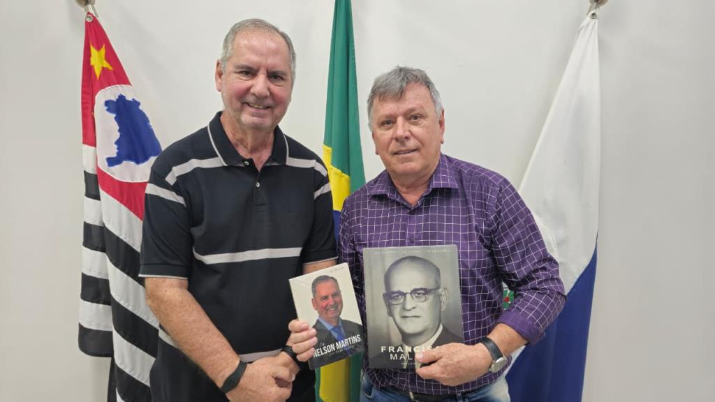Prefeito Cido Ferrari recebe doação de livros históricos para a Biblioteca Municipal de Matão