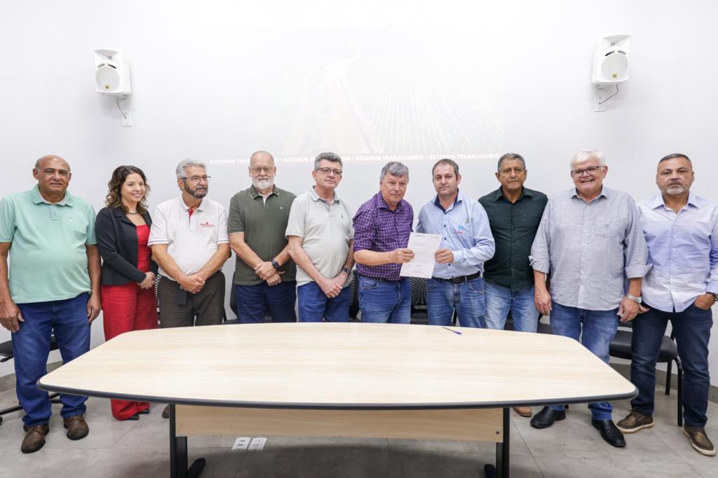 Prefeito Cido Ferrari assina ordens de serviço para obras de mobilidade e infraestrutura