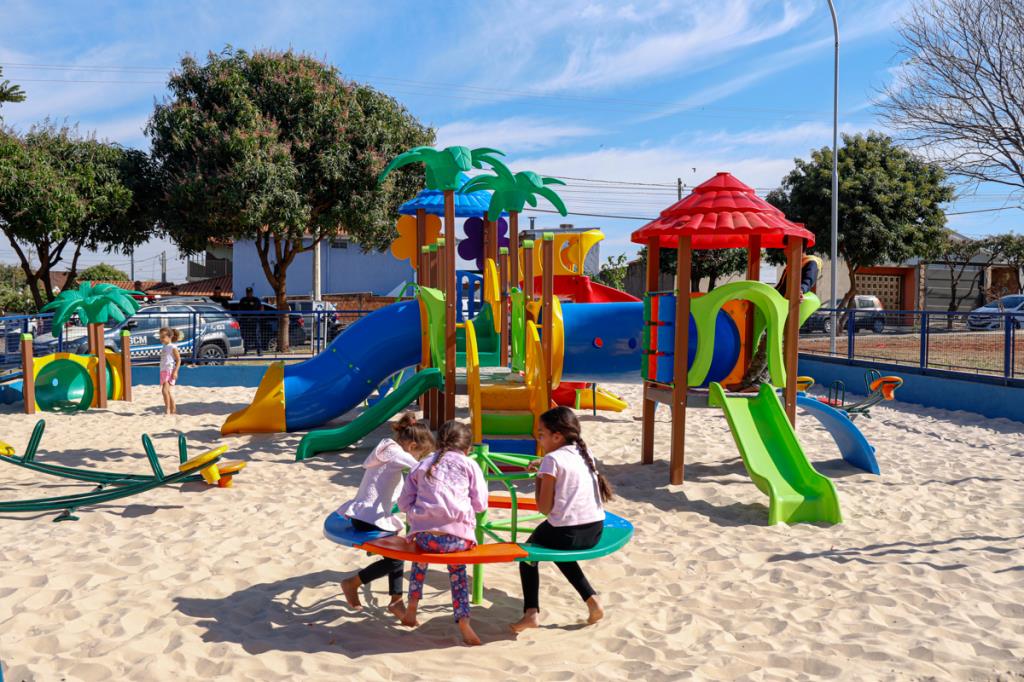 Playgrounds públicos são opção de lazer e convivência durante as férias escolares em Matão