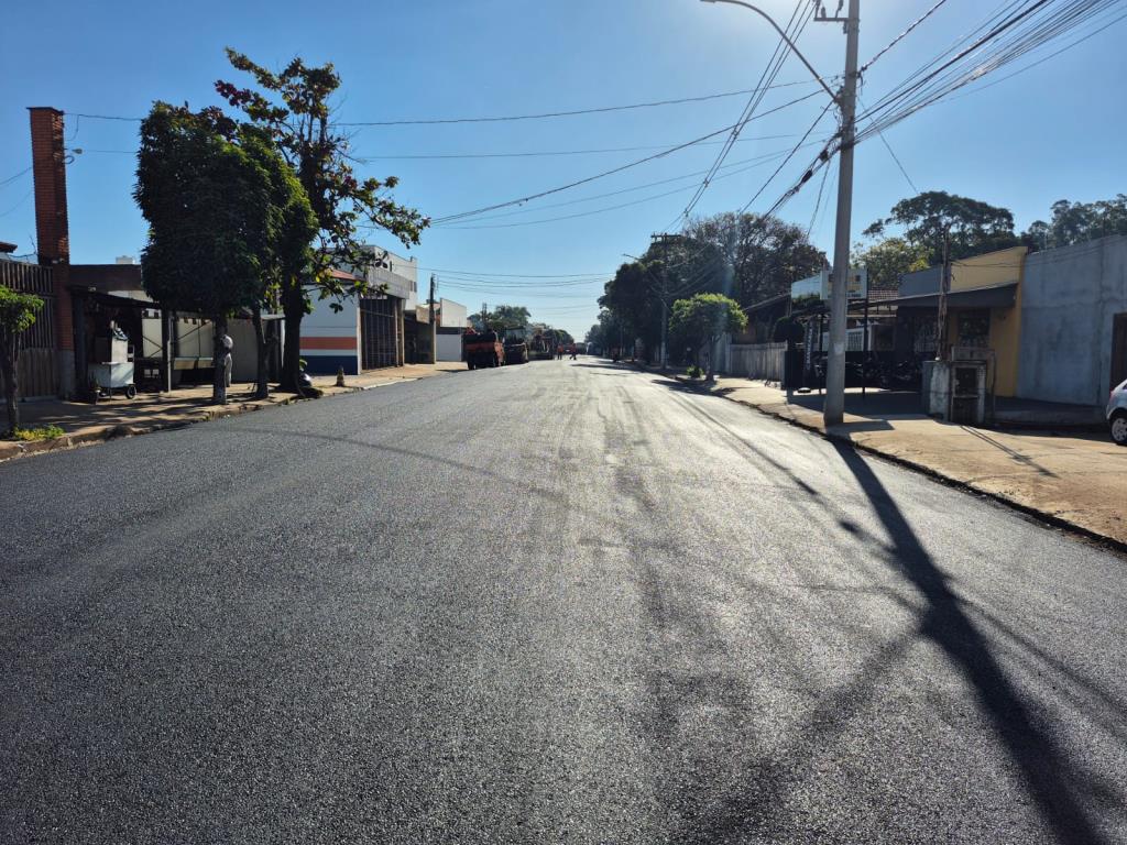 Obras de calçamento em áreas públicas e recapeamento asfáltico continuam em diversas regiões