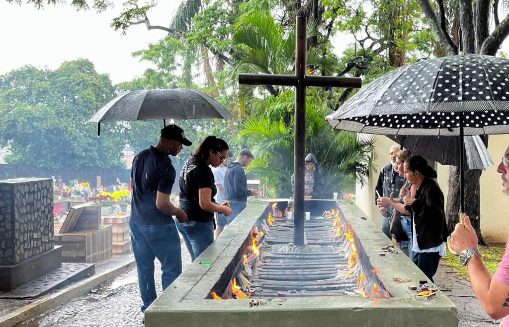 Visitantes compareceram ao Cemitério de Matão no feriado de Finados