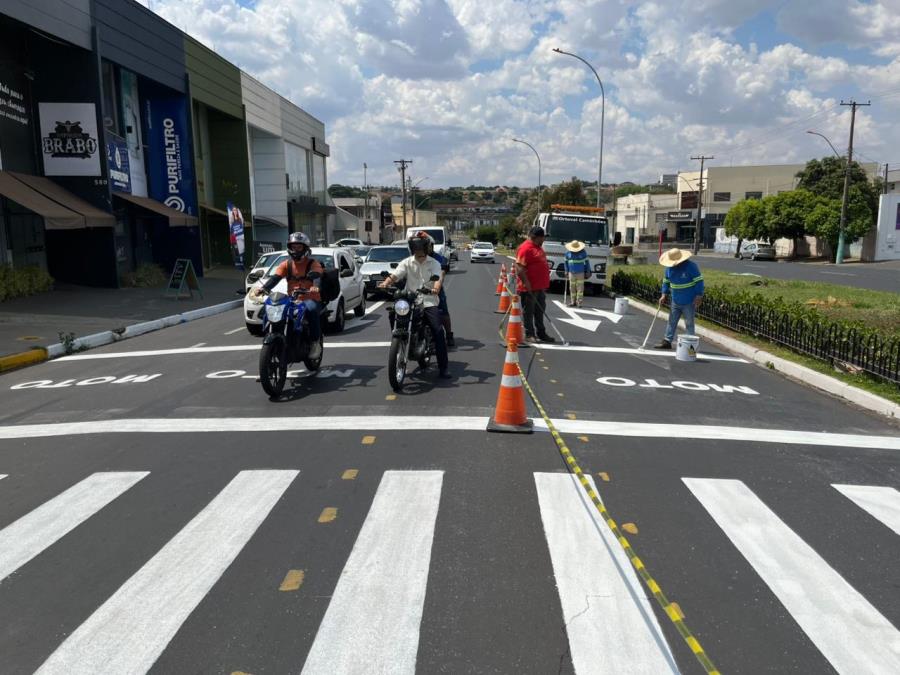 Faixa Azul é instalada na Av. Padre Nelson para a segurança no trânsito