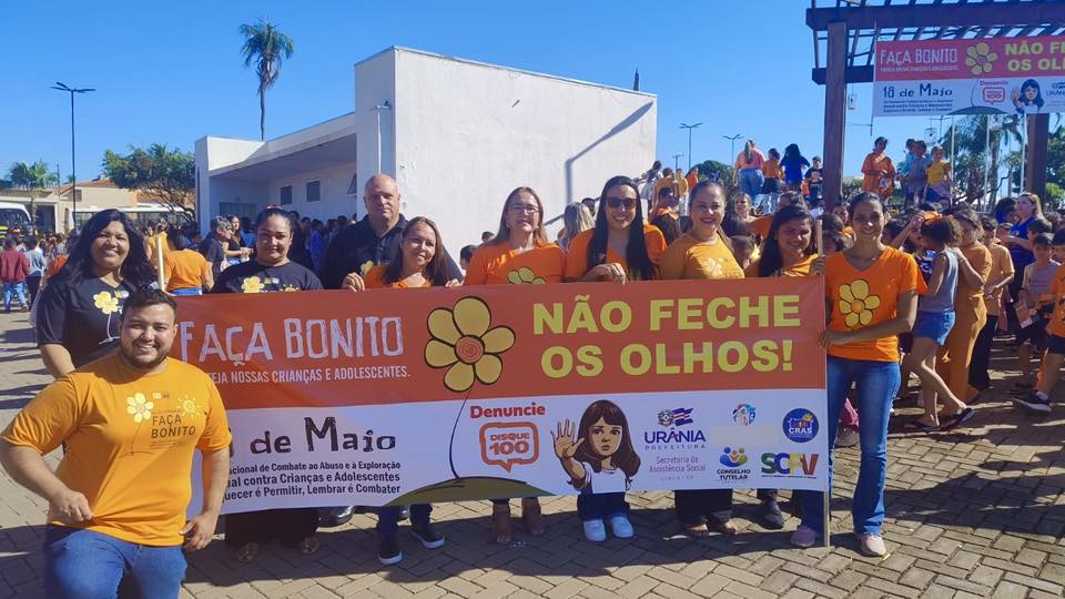 Quando a cidade se veste de laranja, a mensagem é clara: proteja nossas crianças 🌼🧡