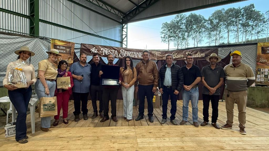 ⭐🎉 Câmara prestigia a 4ª Festa Sertaneja do Bairro Bom Jardim e participa de homenagem ao Deputado Estadual Dr. Maurício!