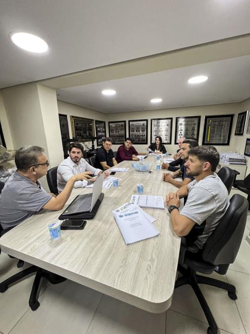 📊 A Câmara Municipal se reuniu, nesta quinta (25), com o contador da Prefeitura, Paulo Cesar, para tratar de temas fundamentais: PPA (Plano Plurianual), LOA (Lei Orçamentária Anua