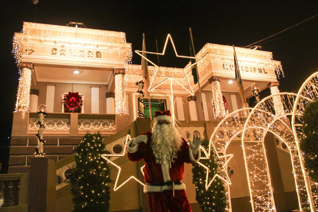 🎅🎶  Uma Noite Mágica na  Câmara de Camanducaia: Sucesso Total na chegada do Papai Noel !