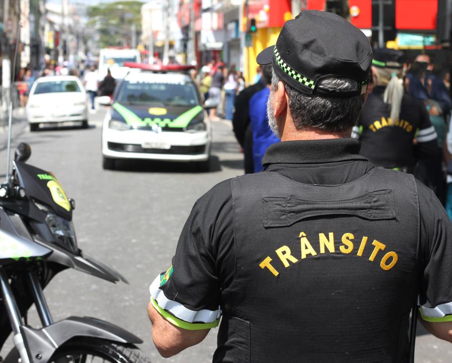 Fiscais de trânsito atuam com novos uniformes, atendendo à padronização nacional de segurança