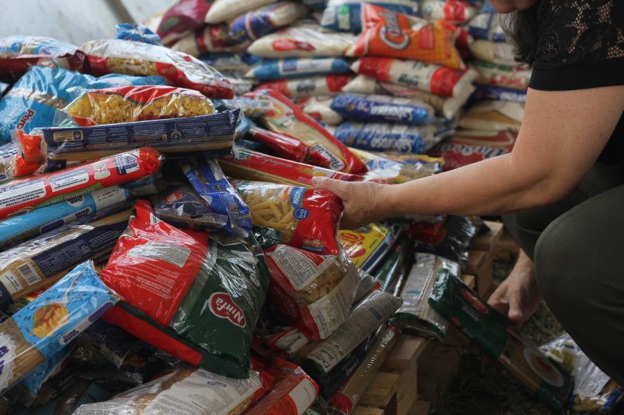 Fundo Social e entidades beneficentes recebem 4 toneladas de alimentos e roupas 