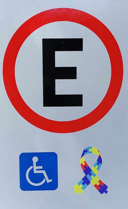 Prefeitura instala placa de estacionamento mais inclusiva com vaga para autista