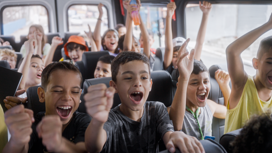 Programa Caçapava um Brinco apresenta novos ônibus com ar-condicionado, wi-fi e carregador de celular
