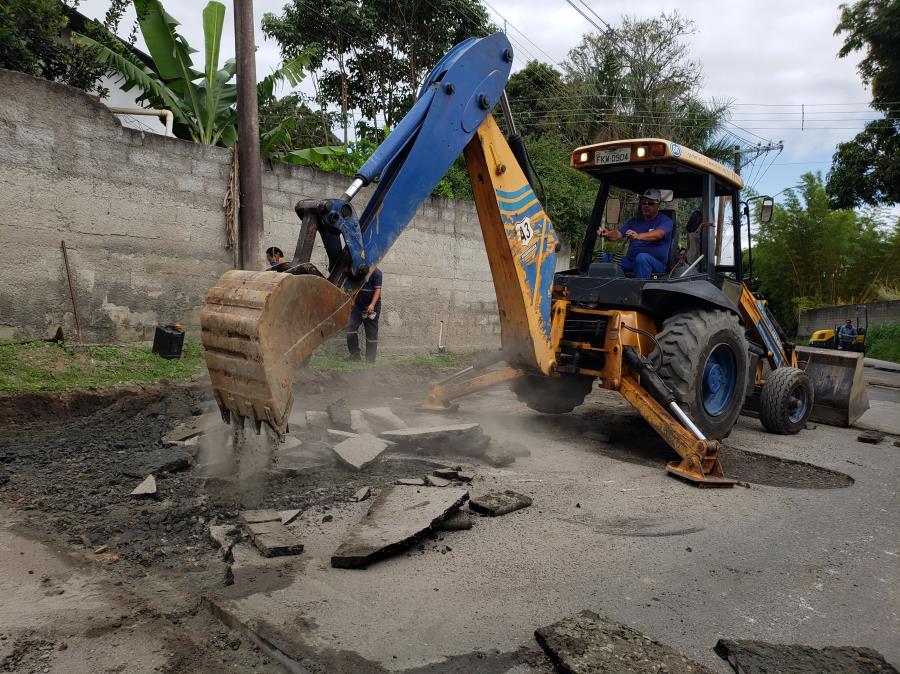 Rua Melhor segue com obras de tapa-buracos no bairro Vila Galvão