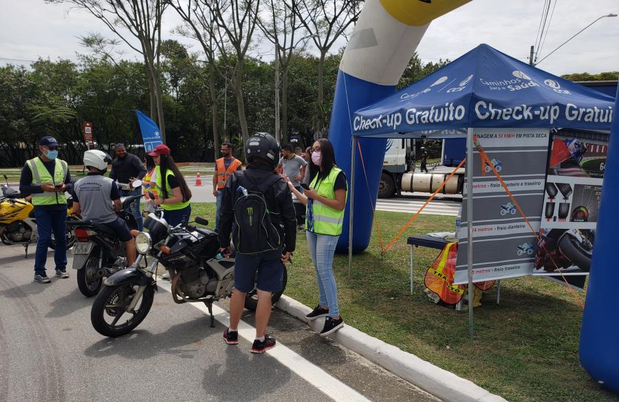 Ação educativa de trânsito atende mais de 60 motociclistas