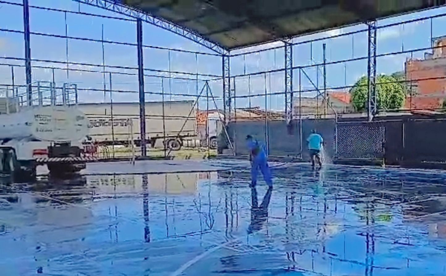 Equipe de Esportes realiza limpeza e manutenção em campos e quadras